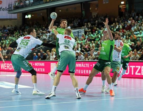 28 09 2025, xovx, Handball Daikin Handball Bundesliga, HSG Wetzlar GWD Minden v l Azat Valiullin GWD Minden , Dominik Mappes HSG Wetzlar , Karolis Antanavicius GWD Minden , Josip Simic HSG Wetzlar , Malte Donker GWD Minden Wetzlar Buderus Arena Hessen Germany EN
