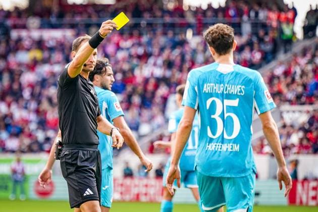 Germany Soccer Bundesliga 2025 26, Matchday 5 SC Freiburg vs TSG Hoffenheim Europa Park Stadion Freiburg Referee Bastian Dankert Rostock shows Arthur Chaves TSG Hoffenheim, 35 yellow card Copyright: xJOERANxSTEINSIEKx
