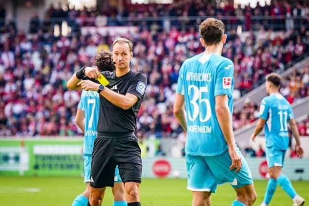Germany Soccer Bundesliga 2025 26, Matchday 5 SC Freiburg vs TSG Hoffenheim Europa Park Stadion Freiburg Referee Bastian Dankert Rostock shows Arthur Chaves TSG Hoffenheim, 35 yellow card Copyright: xJOERANxSTEINSIEKx
