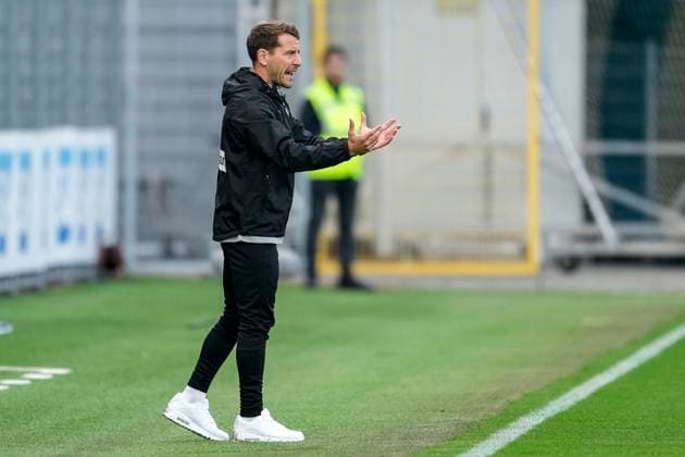 Moritz Glasbrenner coach, interim coach, Ulm , gives instructions, gestures, gesticulates with arms, cropped, full body, single image, single photo, action, action, 28 09 2025, Sinsheim Germany , Football, 3 Liga, TSG 1899 Hoffenheim II SSV Ulm 1846, DFB DFL REGULATIONS PROHIBIT ANY USE OF PHOTOGRAPHS AS IMAGE SEQUENCES AND OR QUASI VIDEO xozx