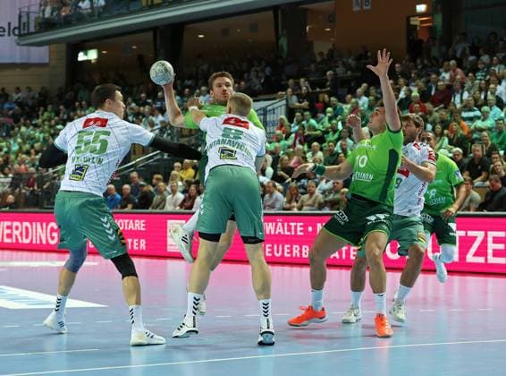 28 09 2025, xovx, Handball Daikin Handball Bundesliga, HSG Wetzlar GWD Minden v l Azat Valiullin GWD Minden , Dominik Mappes HSG Wetzlar , Karolis Antanavicius GWD Minden , Josip Simic HSG Wetzlar , Malte Donker GWD Minden Wetzlar Buderus Arena Hessen Germany EN