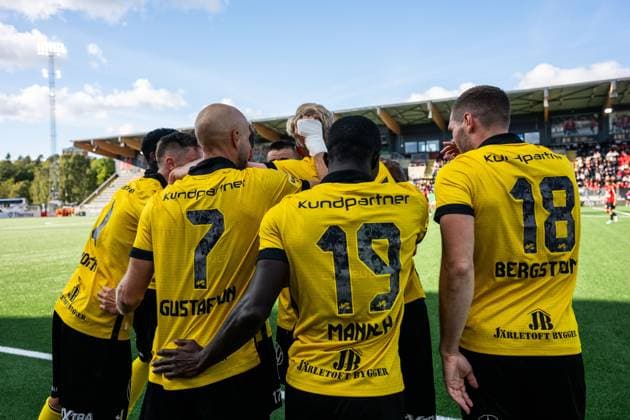 250928 Mjällbys Herman Johansson cheers with teammates after 0-1 during the football match in Allsvenskan between Brommapojkarna and Mjällby on September 28, 2025 in Stockholm  Copyright: EMMAxWALLSKOG BB250928EW092