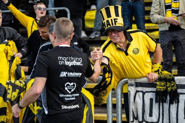 250928 Mjällbys coach Anders Torstensson cheers with supporters after the football match in Allsvenskan between Brommapojkarna and Mjällby on September 28, 2025 in Stockholm  Copyright: EMMAxWALLSKOG BB250928EW096