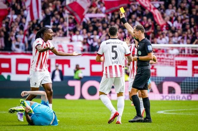 Germany Soccer Bundesliga 2025 26, Matchday 5 SC Freiburg vs TSG Hoffenheim Europa Park Stadion Freiburg Referee Bastian Dankert Rostock shows Jordy Makengo SC Freiburg, 33 yellow card Copyright: xJOERANxSTEINSIEKx