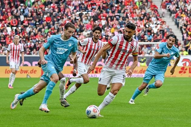 Vincenzo Grifo SC Freiburg, 32 on the ball and in a running duel with Arthur Chaves TSG Hoffenheim, 35 GER, SC Freiburg TSG 1899 Hoffenheim, Football, Bundesliga, Matchday 5, Season 2025 2026, 28 09 2025 DFL DFB REGULATIONS PROHIBIT ANY USE OF PHOTOGRAPHS AS IMAGE SEQUENCES AND OR QUASI VIDEO GER, SC Freiburg TSG 1899 Hoffenheim, Football, Bundesliga, Matchday 5, Season 2025 2026, 28 09 2025 Freiburg Copyright: xEibner-Pressefoto ThomasxHessx EP_THS