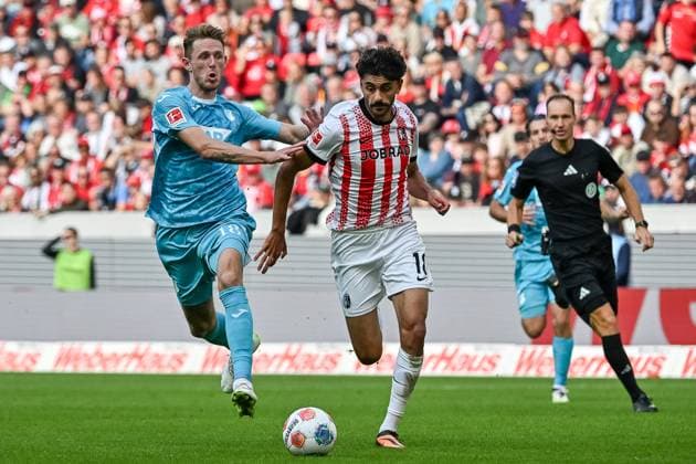 Wouter Burger TSG Hoffenheim, 18 in running duel with Eren Dinkci SC Freiburg, 18 on the ball GER, SC Freiburg TSG 1899 Hoffenheim, Football, Bundesliga, Matchday 5, Season 2025 2026, 28 09 2025 DFL DFB REGULATES PROHIBIT ANY USE OF PHOTOGRAPHS AS IMAGE SEQUENCES AND OR QUASI VIDEO GER, SC Freiburg TSG 1899 Hoffenheim, Football, Bundesliga, Matchday 5, Season 2025 2026, 28 09 2025 Freiburg Copyright: xEibner-Pressefoto ThomasxHessx EP_THS