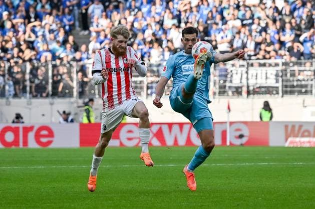 Robin Hranac TSG Hoffenheim, 02 beats the ball in front of Niklas Beste SC Freiburg, 19 away GER, SC Freiburg TSG 1899 Hoffenheim, Football, Bundesliga, Matchday 5, Season 2025 2026, 28 09 2025 DFL DFB REGULATIONS PROHIBIT ANY USE OF PHOTOGRAPHS AS IMAGE SEQUENCES AND OR QUASI VIDEO GER, SC Freiburg TSG 1899 Hoffenheim, Football, Bundesliga, Matchday 5, Season 2025 2026, 28 09 2025 Freiburg Copyright: xEibner-Pressefoto ThomasxHessx EP_THS
