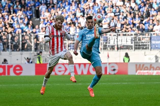 Robin Hranac TSG Hoffenheim, 02 beats the ball in front of Niklas Beste SC Freiburg, 19 away GER, SC Freiburg TSG 1899 Hoffenheim, Football, Bundesliga, Matchday 5, Season 2025 2026, 28 09 2025 DFL DFB REGULATIONS PROHIBIT ANY USE OF PHOTOGRAPHS AS IMAGE SEQUENCES AND OR QUASI VIDEO GER, SC Freiburg TSG 1899 Hoffenheim, Football, Bundesliga, Matchday 5, Season 2025 2026, 28 09 2025 Freiburg Copyright: xEibner-Pressefoto ThomasxHessx EP_THS