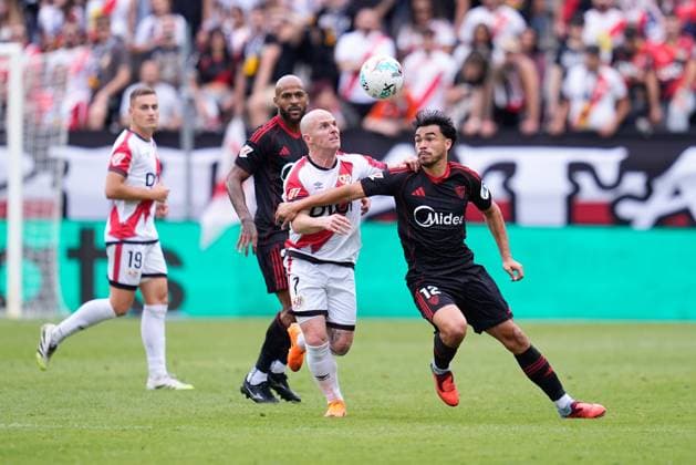 September 28, 2025, Madrid, Madrid, Spain: Gabriel Suazo of Sevilla FC and Isi Palazon of Rayo Vallecano compete for the ball during the Spanish League, LaLiga EA Sports, football match played between Rayo Vallecano and Sevilla FC at Estadio de Vallecas on September 28, 2025, in Madrid, Spain. Madrid Spain - ZUMAa181 20250928_zaa_a181_077 Copyright: xDennisxAgyemanx