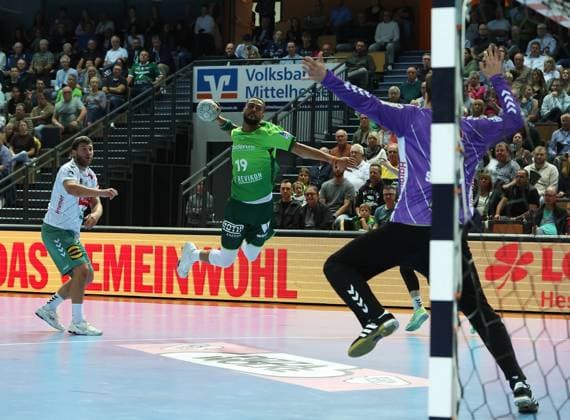 28 09 2025, xovx, Handball Daikin Handball Bundesliga, HSG Wetzlar GWD Minden v l Malte Donker GWD Minden , Philipp Ahouansou HSG Wetzlar , Malte Semisch GWD Minden Wetzlar Buderus Arena Hessen Germany EN