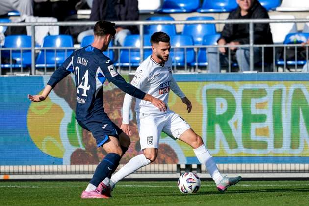 v li Luca Erlein TSG II 24 , Leon Dajaku Ulm, 43 , duel, duel, tackle, tackling, dynamics, action, action, 28 09 2025, Sinsheim Germany , Football, 3 Liga, TSG 1899 Hoffenheim II SSV Ulm 1846, DFB DFL REGULATIONS PROHIBIT ANY USE OF PHOTOGRAPHS AS IMAGE SEQUENCES AND OR QUASI VIDEO xozx