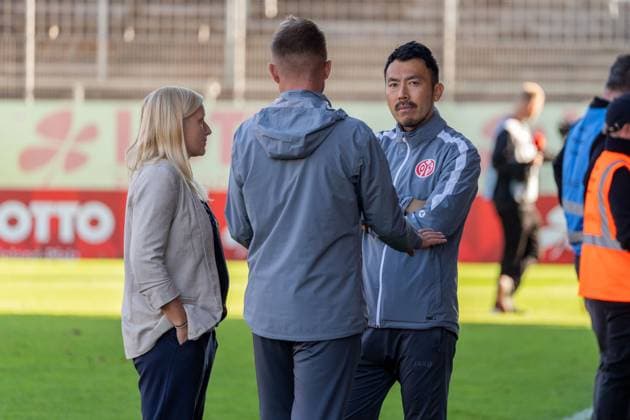 Takashi Yamashita 1 FSV Mainz 05, Head Coach in conversation with Nadine Kress 1 FSV Mainz 05, Sporting Director , Alexander Ulbrich 1 FSV Mainz 05, Team Manager , GER, 1 FSV Mainz 05 vs 1 FC Union Berlin, Soccer, DFB Pokal der Frauen, 1 Round, Season 2025 2026, 28 09 2025, DFB REGULATIONS PROHIBIT ANY USE OF PHOTOGRAPHS AS IMAGE SEQUENCES AND OR QUASI VIDEO, GER, 1 FSV Mainz 05 vs 1 FC Union Berlin, Football, Womens DFB Cup, 1 Round, Season 2025 2026, 28 09 2025 Mainz Copyright: xEibner-Pressefoto Jan-NiclasxGrox EP_JGG