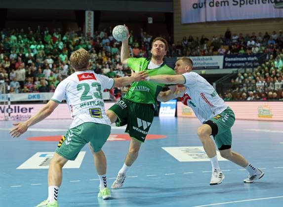28 09 2025, xovx, Handball Daikin Handball Bundesliga, HSG Wetzlar GWD Minden v l Niclas Benedict Heitkamp GWD Minden , Dominik Mappes HSG Wetzlar , Karolis Antanavicius GWD Minden Wetzlar Buderus Arena Hessen Germany EN
