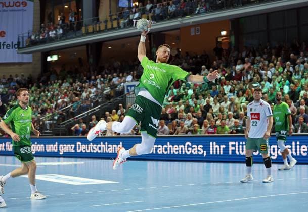 28 09 2025, xovx, Handball Daikin Handball Bundesliga, HSG Wetzlar GWD Minden v l Dominik Mappes HSG Wetzlar , Nikola Grahovac HSG Wetzlar , Philipp Vorlicek GWD Minden Wetzlar Buderus Arena Hessen Germany EN