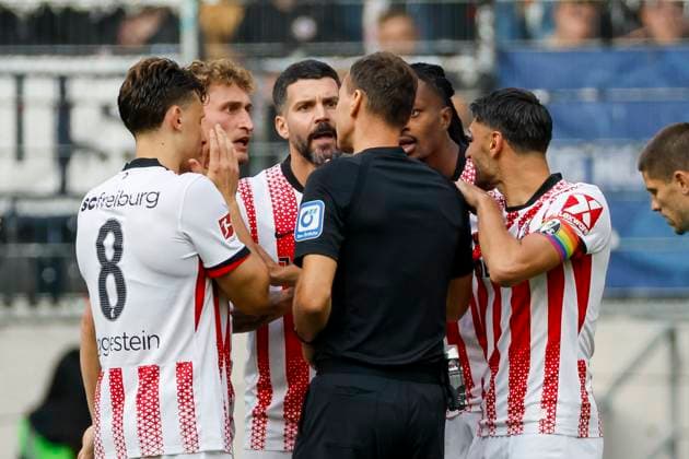 SC Freiburg players in dialog with referee Bastian Dankert , Germany, Soccer, 1 Bundesliga, Matchday 5, 2025 2026, SC Freiburg vs TSG 1899 Hoffenheim, 28 09 2025, Europa Park Stadion, Freiburg im Breisgau, Germany Freiburg im Breisgau Europa Park Stadion Baden Württemberg Germany Copyright: xGrantxHubbsx