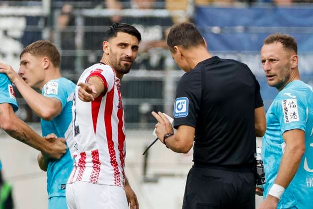 Vincenzo Grifo SC Freiburg, 32 and referee Bastian Dankert in dialog , Germany, Soccer, 1 Bundesliga, Matchday 5, 2025 2026, SC Freiburg vs TSG 1899 Hoffenheim, 28 09 2025, Europa Park Stadion, Freiburg im Breisgau, Germany Freiburg im Breisgau Europa Park Stadion Baden Württemberg Germany Copyright: xGrantxHubbsx