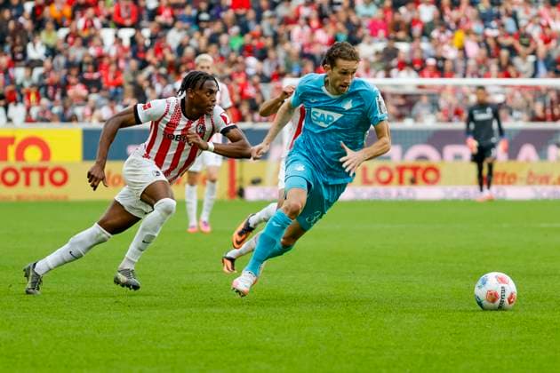 Junior Adamu SC Freiburg, 20 and Arthur Chaves TSG Hoffenheim, 35 in running duel , Germany, Soccer, 1 Bundesliga, Matchday 5, 2025 2026, SC Freiburg vs TSG 1899 Hoffenheim, 28 09 2025, Europa Park Stadion, Freiburg im Breisgau, Germany Freiburg im Breisgau Europa Park Stadion Baden Württemberg Germany Copyright: xGrantxHubbsx