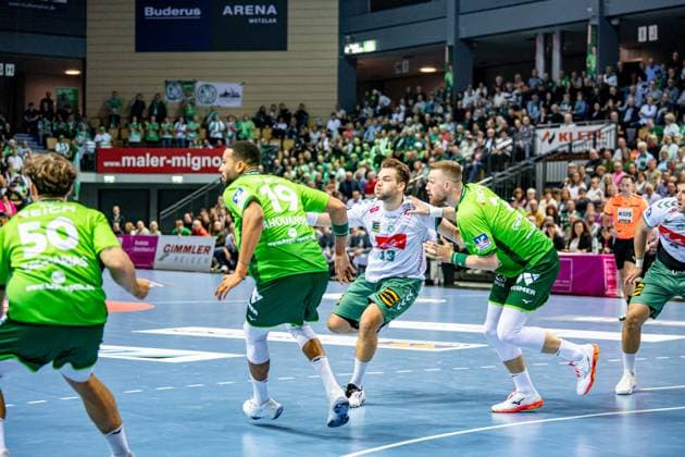 Handball Bundesliga HSG Wetzlar GWD Minden, 28 09 25 Ian Weber GWD Minden, 13 , Philipp Ahouansou HSG Wetzlar, 19 , Lion Zacharias HSG Wetzlar, 50 , Nikola Grahovac HSG Wetzlar, 2 Handball Bundesliga HSG Wetzlar GWD Minden Wetzlar, 28 09 25 Copyright: xBEAUTIFULxSPORTS Roeczeyx