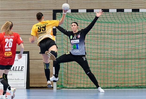 Eleonora Stankovic HCR, 89 , Goalkeeper Marijana Illic Halle, 77 , SV Union Halle Neustadt HC Roedertal, Handball Frauen, DHB Pokal, Achtelfinale, Saison 2025 26, 28 09 2025 Halle SWH Arena Sachsen Anhalt Germany