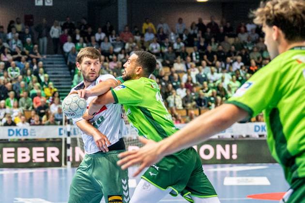 Handball Bundesliga HSG Wetzlar GWD Minden, 28 09 25 Malte Donker GWD Minden, 39 , Philipp Ahouansou HSG Wetzlar, 19 Handball Bundesliga HSG Wetzlar GWD Minden Wetzlar, 28 09 25 Copyright: xBEAUTIFULxSPORTS Roeczeyx