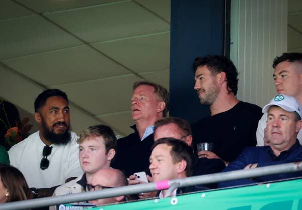 NFL, American Football Herren, USA Week 4, Croke Park, Dublin 28 9 2025 Pittsburgh Steelers vs Minnesota Vikings Connacht™s Bundee Aki and Leinster™s Caelan Doris with NFL Commissioner Roger Goodell Bundee Aki and Caelan Doris with Roger Goodell 28 9 2025  Copyright: x INPHO JamesxCrombiex JCR19992