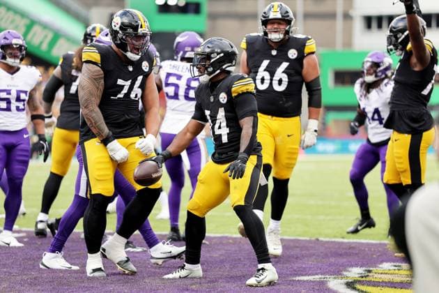 NFL, American Football Herren, USA Week 4, Croke Park, Dublin 28 9 2025 Pittsburgh Steelers vs Minnesota Vikings Pittsburgh Steelers Kenneth Gainwell celebrates scoring a touchdown with Troy Fautanu Kenneth Gainwell celebrates scoring a touchdown with Troy Fautanu 28 9 2025  Copyright: x INPHO LaszloxGeczox LG_011289