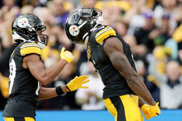 NFL, American Football Herren, USA Week 4, Croke Park, Dublin 28 9 2025 Pittsburgh Steelers vs Minnesota Vikings Pittsburgh Steelers DK Metcalf celebrates scoring a touchdown DK Metcalf celebrates scoring a touchdown 28 9 2025  Copyright: x INPHO LaszloxGeczox LG_011979
