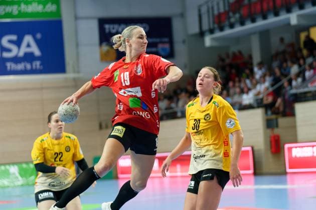 Bo Dekker HCR, 22 , Lea Gruber Halle, 19 , Rozemarijn Alderden HCR, 30 SV Union Halle Neustadt HC Roedertal, Handball Frauen, DHB Pokal, Achtelfinale, Saison 2025 26, 28 09 2025 Halle SWH Arena Sachsen Anhalt Germany