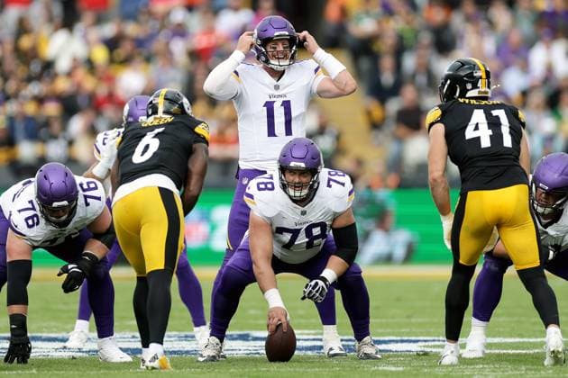 NFL, American Football Herren, USA Week 4, Croke Park, Dublin 28 9 2025 Pittsburgh Steelers vs Minnesota Vikings Minnesota Vikings Carson Wentz Carson Wentz 28 9 2025  Copyright: x INPHO LaszloxGeczox LG_012446