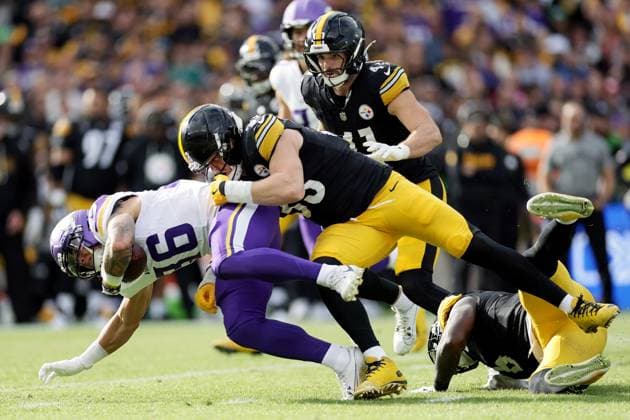 NFL, American Football Herren, USA Week 4, Croke Park, Dublin 28 9 2025 Pittsburgh Steelers vs Minnesota Vikings Minnesota Vikings Zavier Scott is tackled by Jack Sawyer of the Pittsburgh Steelers Zavier Scott is tackled by Jack Sawyer 28 9 2025  Copyright: x INPHO LaszloxGeczox LG_013454