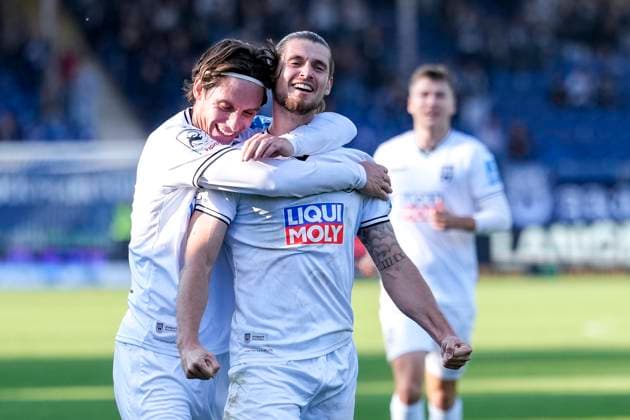 from left Max Brandt Ulm, 23 , Dennis Chessa Ulm, 11 , players of SSV Ulm 1846, cheer about the goal to 1 1, jubilation, goal celebration, celebrate the goal, goal, celebration, cheers about the goal, rejoicing, joy, rejoices, optimistic, positive, game scene, highlight, action, action, 28 09 2025, Sinsheim Germany , Soccer, 3 Liga, TSG 1899 Hoffenheim II SSV Ulm 1846, DFB DFL REGULATIONS PROHIBIT ANY USE OF PHOTOGRAPHS AS IMAGE SEQUENCES AND OR QUASI VIDEO xozx
