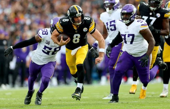 NFL, American Football Herren, USA Week 4, Croke Park, Dublin 28 9 2025 Pittsburgh Steelers vs Minnesota Vikings Vikings™ Jonathan Greenard forces a fumble from Aaron Rodgers of the Steelers Jonathan Greenard forces a fumble from Aaron Rodgers 28 9 2025  Copyright: x INPHO JamesxCrombiex JCR10768