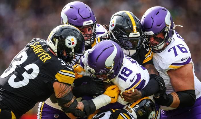 NFL, American Football Herren, USA Week 4, Croke Park, Dublin 28 9 2025 Pittsburgh Steelers vs Minnesota Vikings Vikings™ Justin Jefferson under pressure Justin Jefferson under pressure 28 9 2025  Copyright: x INPHO JamesxCrombiex JCR17299