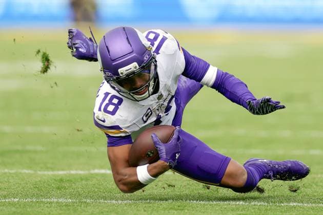NFL, American Football Herren, USA Week 4, Croke Park, Dublin 28 9 2025 Pittsburgh Steelers vs Minnesota Vikings Minnesota Vikings Justin Jefferson slips after catching the ball Justin Jefferson slips after catching the ball 28 9 2025  Copyright: x INPHO LaszloxGeczox LG_013650