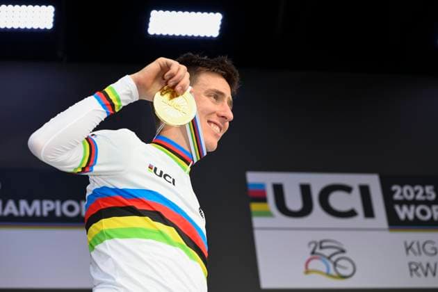 UCI 2025 Road World Championship, WM, Weltmeisterschaft Kigali 28 09 2025 KIGALI, RWANDA - SEPTEMBER 28 : Pogacar Tadej (SLO), during the podium ceremont of the Men Elite cycling road race of the UCI Road World Championships 2025 92nd edition an UCI World Championships cycling race of 267.5 km with start in Kigali and finish in Kigali on September 28, 2025 in Kigali, Rwanda, 28 09 2025 Kigali Rwanda  Copyright: xJanxDexMeuleneirx