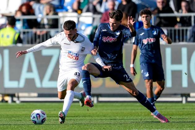 v li Leon Dajaku Ulm, 43 , Luca Erlein TSG II 24 , duel, duel, tackle, tackling, dynamics, action, action, 28 09 2025, Sinsheim Germany , Football, 3 Liga, TSG 1899 Hoffenheim II SSV Ulm 1846, DFB DFL REGULATIONS PROHIBIT ANY USE OF PHOTOGRAPHS AS IMAGE SEQUENCES AND OR QUASI VIDEO xozx