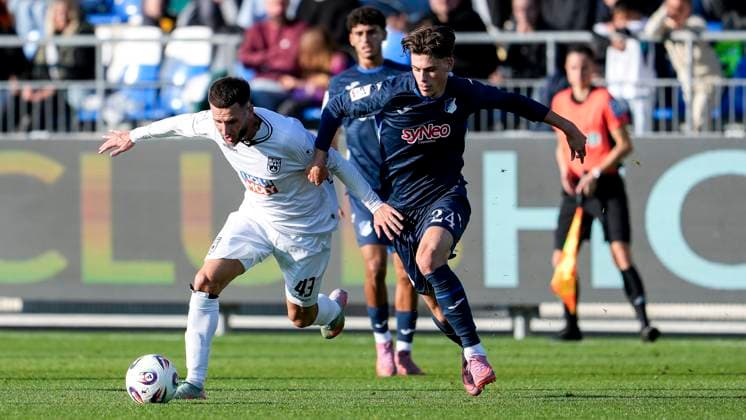 v li Leon Dajaku Ulm, 43 , Luca Erlein TSG II 24 , duel, duel, tackle, tackling, dynamics, action, action, 28 09 2025, Sinsheim Germany , Football, 3 Liga, TSG 1899 Hoffenheim II SSV Ulm 1846, DFB DFL REGULATIONS PROHIBIT ANY USE OF PHOTOGRAPHS AS IMAGE SEQUENCES AND OR QUASI VIDEO xozx