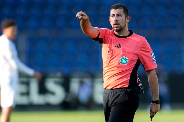 Niclas Rose referee , gives instructions, gestures, gesticulates with arms, single image, single photo, action, action, 28 09 2025, Sinsheim Germany , Soccer, 3 Liga, TSG 1899 Hoffenheim II SSV Ulm 1846, DFB DFL REGULATIONS PROHIBIT ANY USE OF PHOTOGRAPHS AS IMAGE SEQUENCES AND OR QUASI VIDEO xozx