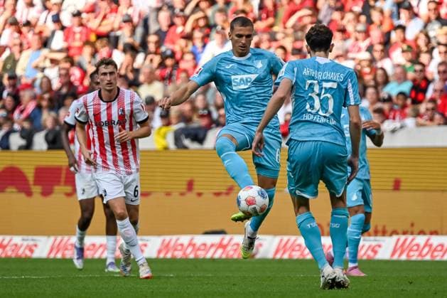 Grischa Proemel TSG Hoffenheim, 06 passes the ball to Arthur Chaves TSG Hoffenheim, 35 GER, SC Freiburg TSG 1899 Hoffenheim, Football, Bundesliga, Matchday 5, Season 2025 2026, 28 09 2025 DFL DFB REGULATIONS PROHIBIT ANY USE OF PHOTOGRAPHS AS IMAGE SEQUENCES AND OR QUASI VIDEO GER, SC Freiburg TSG 1899 Hoffenheim, Football, Bundesliga, Matchday 5, Season 2025 2026, 28 09 2025 Freiburg Copyright: xEibner-Pressefoto ThomasxHessx EP_THS