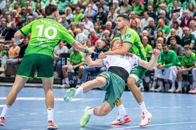 Handball Bundesliga HSG Wetzlar GWD Minden, 28 09 25 Niclas Benedict Heitkamp GWD Minden, 23 , Stefan Cavor HSG Wetzlar, 77 , Josip Simic HSG Wetzlar, 10 Handball Bundesliga HSG Wetzlar GWD Minden Wetzlar, 28 09 25 Copyright: xBEAUTIFULxSPORTS Roeczeyx