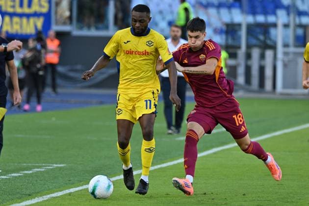 Jean-Daniel Akpa Akpro of Hellas Verona under pressure from Matias Soule of AS Roma during the match of 5th day of the Serie A Championship between A.S.Roma and Hellas Verona at the Olimpico Stadium on Sep 28, 2025 in Rome, Italy. during AS Roma vs Hellas Verona FC, Italian soccer Serie A match in Rome, Italy, September 28 2025  Copyright: xRobertoxRamaccia IPAxSportx xipa-agency.netx xx IPA_65872422 IPA_Agency_IPA65872422