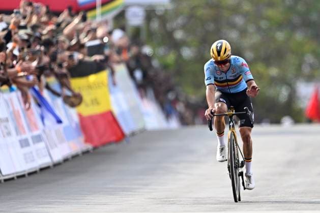 UCI 2025 Road World Championship, WM, Weltmeisterschaft Kigali 28 09 2025 KIGALI, RWANDA - SEPTEMBER 28 : Evenepoel Remco (BEL) of Soudal - Quick Step crosses the finish line dejected during the Men Elite cycling road race of the UCI Road World Championships 2025 92nd edition an UCI World Championships cycling race of 267.5 km with start in Kigali and finish in Kigali on September 28, 2025 in Kigali, Rwanda, 28 09 2025 Kigali Rwanda  Copyright: xJanxDexMeuleneirx