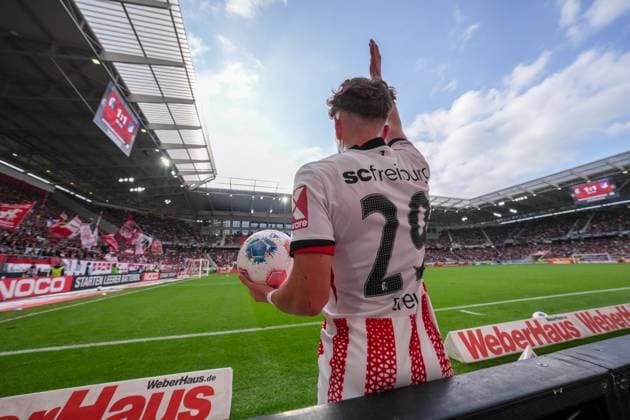 Philipp Treu SC Freiburg, 29 on the ball, throw-in , Germany, Soccer, 1 Bundesliga, Matchday 5, 2025 2026, SC Freiburg vs TSG Hoffenheim, 28 09 2025, Europa Park Stadion, Freiburg, Germany DFL REGULATIONS PROHIBIT ANY USE OF PHOTOGRAPHS AS IMAGE SEQUENCES AND OR QUASI VIDEO Freiburg Europa Park Stadion Baden Württemberg Germany Copyright: xArnexAmbergx