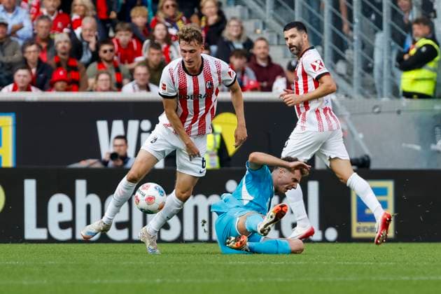 Patrick Osterhage SC Freiburg, 06 fouls Fisnik Asllani TSG Hoffenheim, 11 , Germany, Football, 1 Bundesliga, Matchday 5, 2025 2026, SC Freiburg vs TSG 1899 Hoffenheim, 28 09 2025, Europa Park Stadion, Freiburg im Breisgau, Germany Freiburg im Breisgau Europa Park Stadion Baden Württemberg Germany Copyright: xGrantxHubbsx