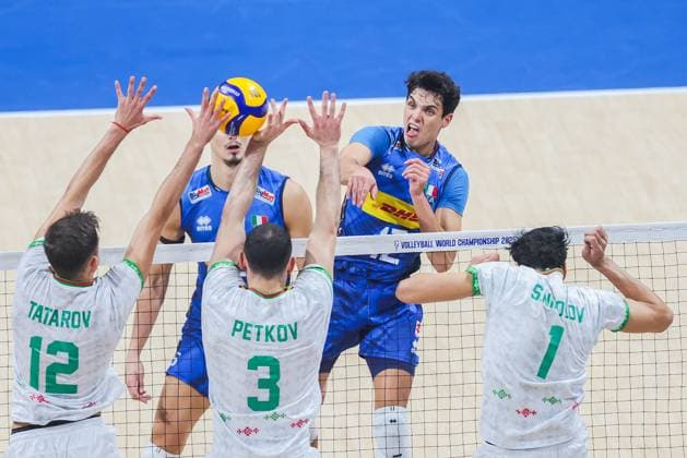(250928) -- PASAY CITY, Sept. 28, 2025 -- Mattia Bottolo (back R) of Italy competes during the final match between Italy and Bulgaria at the FIVB Men s World Championship, WM, Weltmeisterschaft 2025 in Pasay City, the Philippines, Sept. 28, 2025. ) (SP)PHILIPPINES-PASAY CITY-VOLLEYBALL-FIVB MEN S WORLD CHAMPIONSHIP 2025-FINAL ROUELLExUMALI 