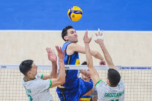 (250928) -- PASAY CITY, Sept. 28, 2025 -- Yuri Romano (C) of Italy competes during the final match between Italy and Bulgaria at the FIVB Men s World Championship, WM, Weltmeisterschaft 2025 in Pasay City, the Philippines, Sept. 28, 2025. ) (SP)PHILIPPINES-PASAY CITY-VOLLEYBALL-FIVB MEN S WORLD CHAMPIONSHIP 2025-FINAL ROUELLExUMALI 