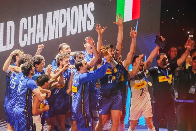 (250928) -- PASAY CITY, Sept. 28, 2025 -- Players of Italy celebrate after winning the final match between Italy and Bulgaria at the FIVB Men s World Championship, WM, Weltmeisterschaft 2025 in Pasay City, the Philippines, Sept. 28, 2025. ) (SP)PHILIPPINES-PASAY CITY-VOLLEYBALL-FIVB MEN S WORLD CHAMPIONSHIP 2025-FINAL ROUELLExUMALI 