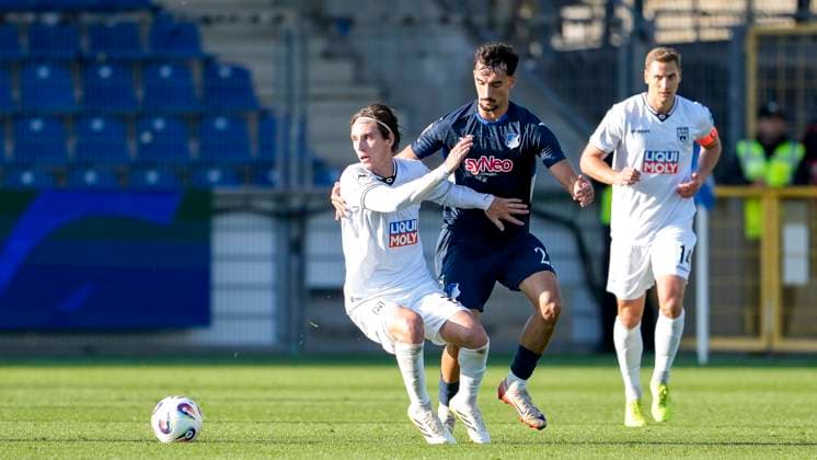 v li Max Brandt Ulm, 23 , Arian Llugiqi TSG II, 22 , duel, duel, tackle, tackling, dynamics, action, 28 09 2025, Sinsheim Germany , Football, 3 Liga, TSG 1899 Hoffenheim II SSV Ulm 1846, DFB DFL REGULATIONS PROHIBIT ANY USE OF PHOTOGRAPHS AS IMAGE SEQUENCES AND OR QUASI VIDEO xozx