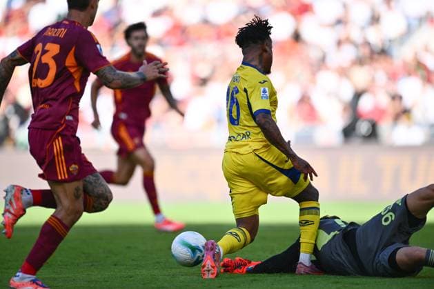 Emmanuel Orban of Hellas Verona F.C. in action against the 5th day of the Serie A Championship between A.S. Roma and Hella Verona F.C. at the Olympic Stadium on September 28, 2025 in Rome, Italy.  Copyright: xDomenicoxCippitelli IPAxSportx xipa-agency.netx xx IPA_65874953 IPA_Agency_IPA65874953
