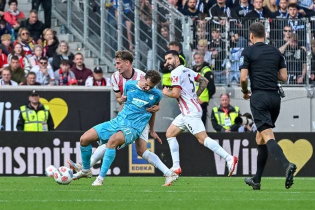 Patrick Osterhage SC Freiburg, 06 haelt Fisnik Asllani TSG Hoffenheim, 11 fest GER, SC Freiburg TSG 1899 Hoffenheim, Football, Bundesliga, 5 Spieltag, Saison 2025 2026, 28 09 2025 DFL DFB REGULATIONS PROHIBIT ANY USE OF PHOTOGRAPHS AS IMAGE SEQUENCES AND OR QUASI VIDEO GER, SC Freiburg TSG 1899 Hoffenheim, Football, Bundesliga, 5 Spieltag, Saison 2025 2026, 28 09 2025 Freiburg Copyright: xEibner-Pressefoto ThomasxHessx EP_THS